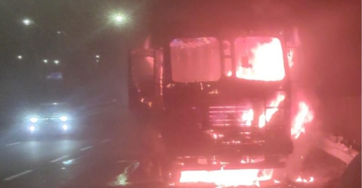 agra lucknow expressway fire container truck blaze