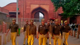 दिल्ली में धमाके के बाद सोमवार शाम ताजमहल के बाहर चेकिंग करती टीम। फोटो: जागरण