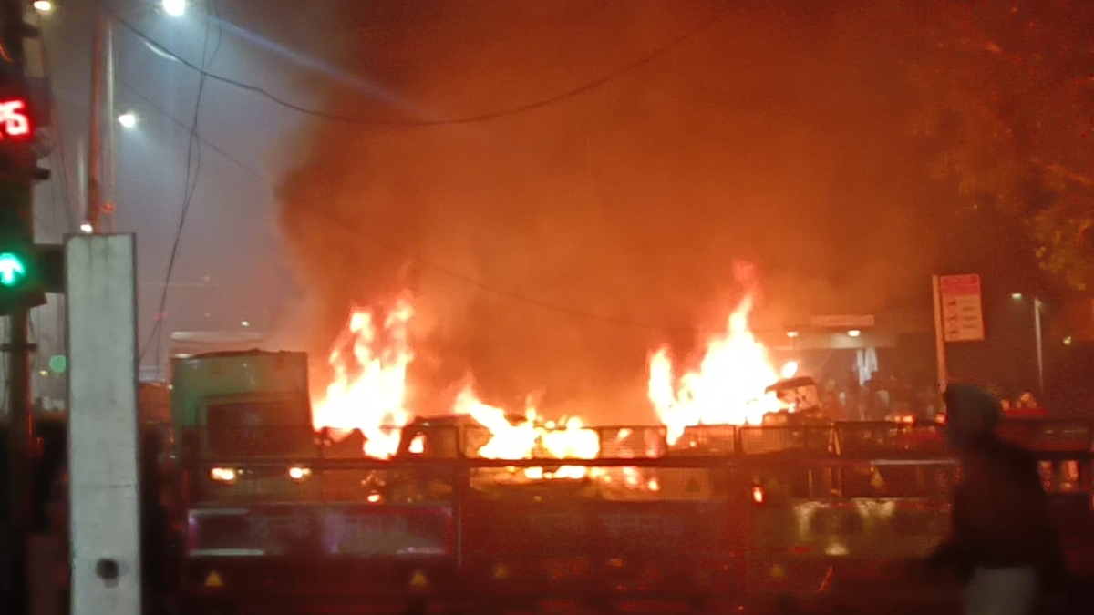 bomb blast near red fort in delhi in car live updates high alert issued in city latest news lb