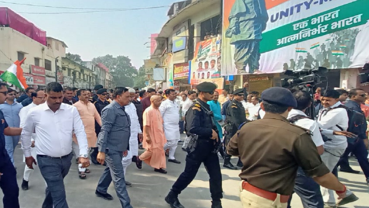 cm yogi receives warm welcome at ekta padyatra route echoes with chants of bharat mata and vande mataram
