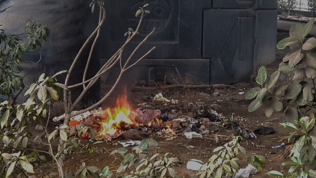 delhi pollution yamuna paar grappling with waste burning despite grap