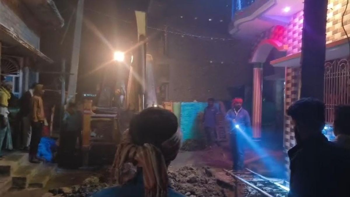 2 laborers die of suffocation in toilet tank