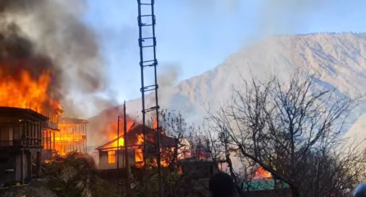 fire in banjara tirthan valley village jhaniyar ablaze