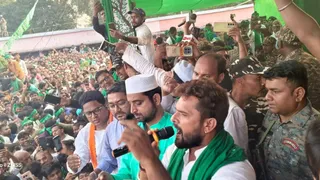 चुनावी जनसभा को संबोधित करते हुए खेसारी लाल यादव