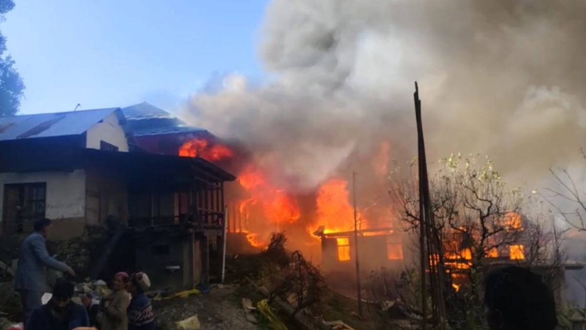 himachal pradesh kullu fire incident kashthkuni houses burnt mountain winter fire