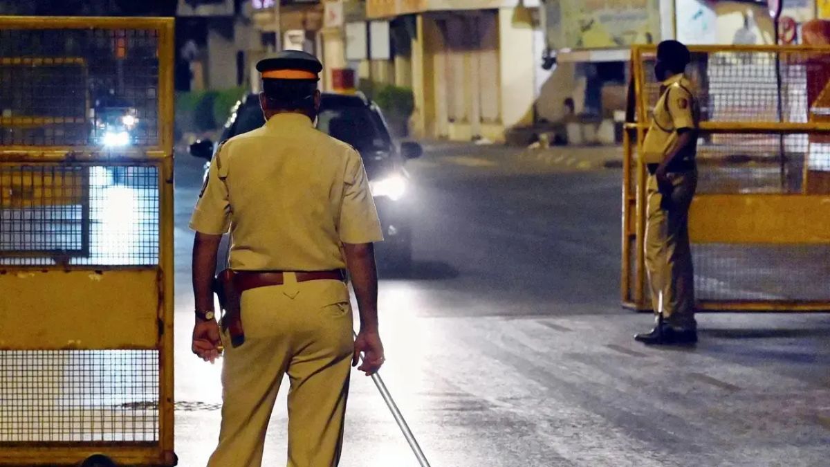 delhi terrorist blast near lal qila high alert in maharashtra tight security in mumbai