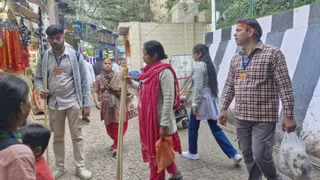 सुहावने मौसम में श्रद्धालुओं कर रहे मां वैष्णो देवी की यात्रा। फोटो जागरण