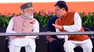 उत्तराखंड राज्य स्थापना दिवस की रजत जयंती पर आयोजित कार्यक्रम में प्रधानमंत्री नरेन्द्र मोदी से चर्चा करते मुख्यमंत्री पुष्कर सिंह धामी। जागरण