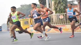 प्रयागराज में आयोजित इंदिरा मैराथन में दो एथलीटों का अटूट रिकार्ड है, जिसे 38 वर्ष बाद भी कोई नहीं तोड़ सका।