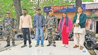पुलिस गिरफ्त में प्रेमिका- प्रेमिका और जेवर दुकानदार ।