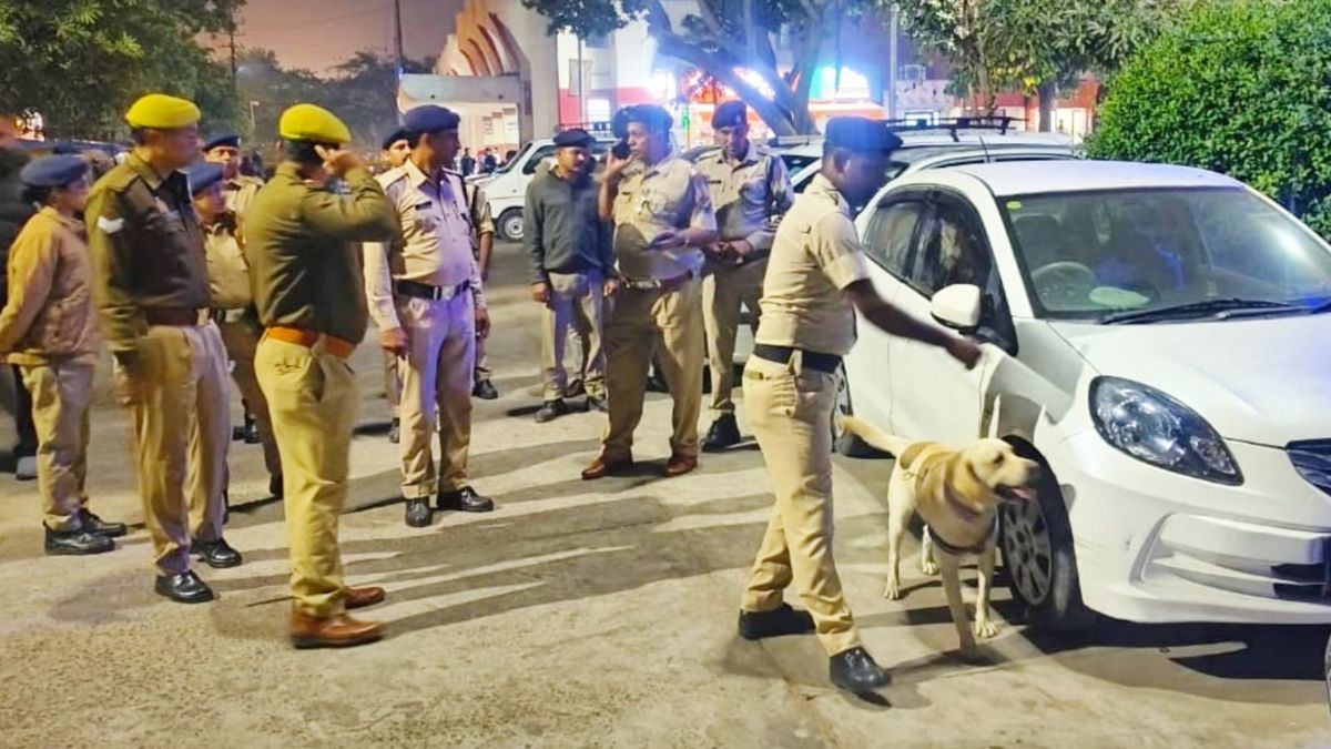 red fort blast sambhal police and rpf beef up security police embark on foot march