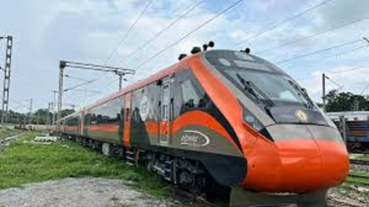 vande bharat train travel from varanasi to khajuraho in 8 hours