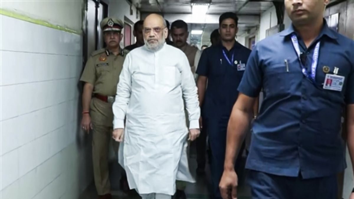 delhi blast near red fort casualties investigation and reactions amit shah review meeting