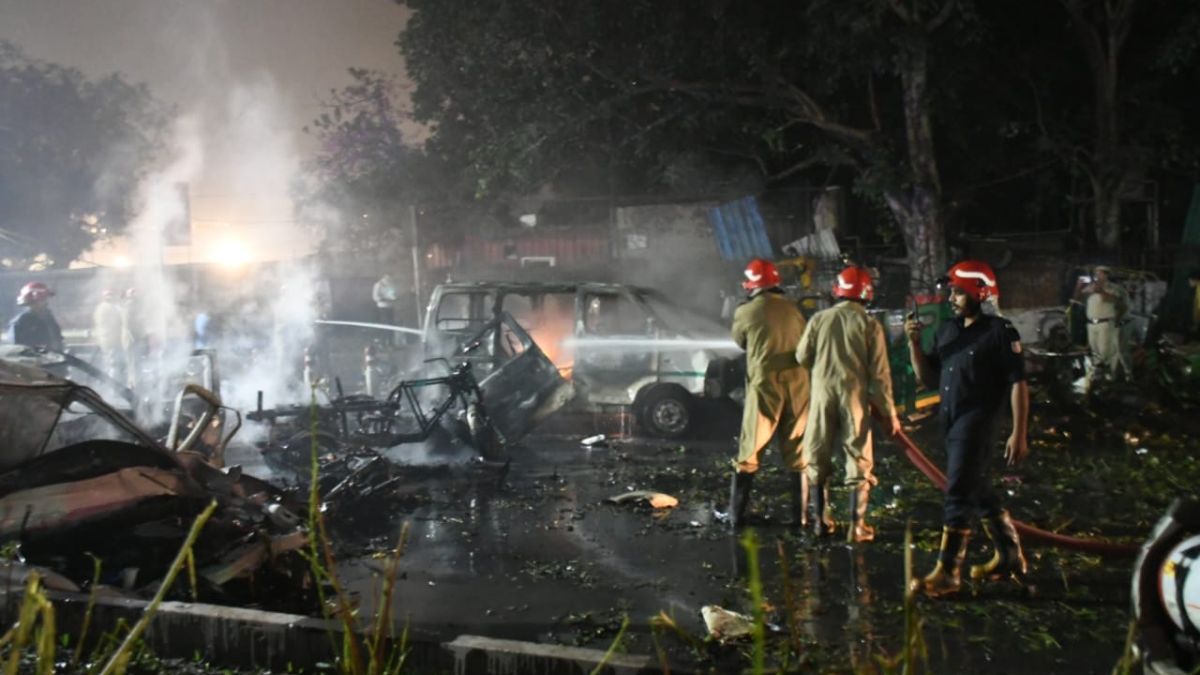 delhi blast near red fort metro station eight killed