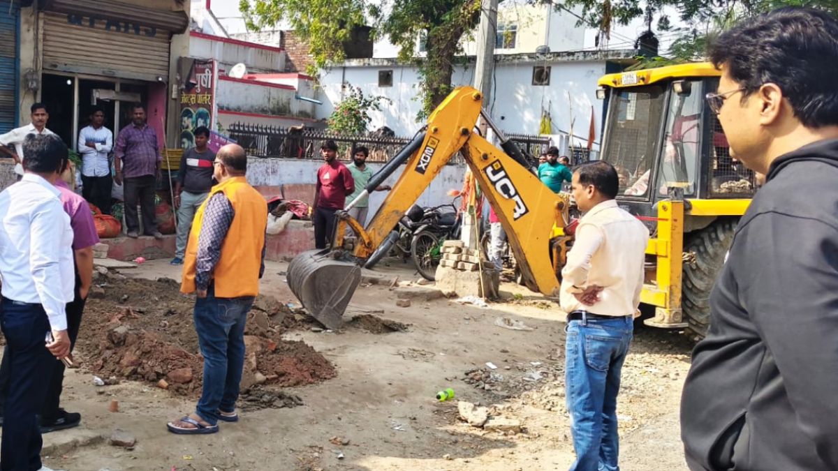 bulldozer runs on illegal encroachments permanent and temporary encroachments removed from station road