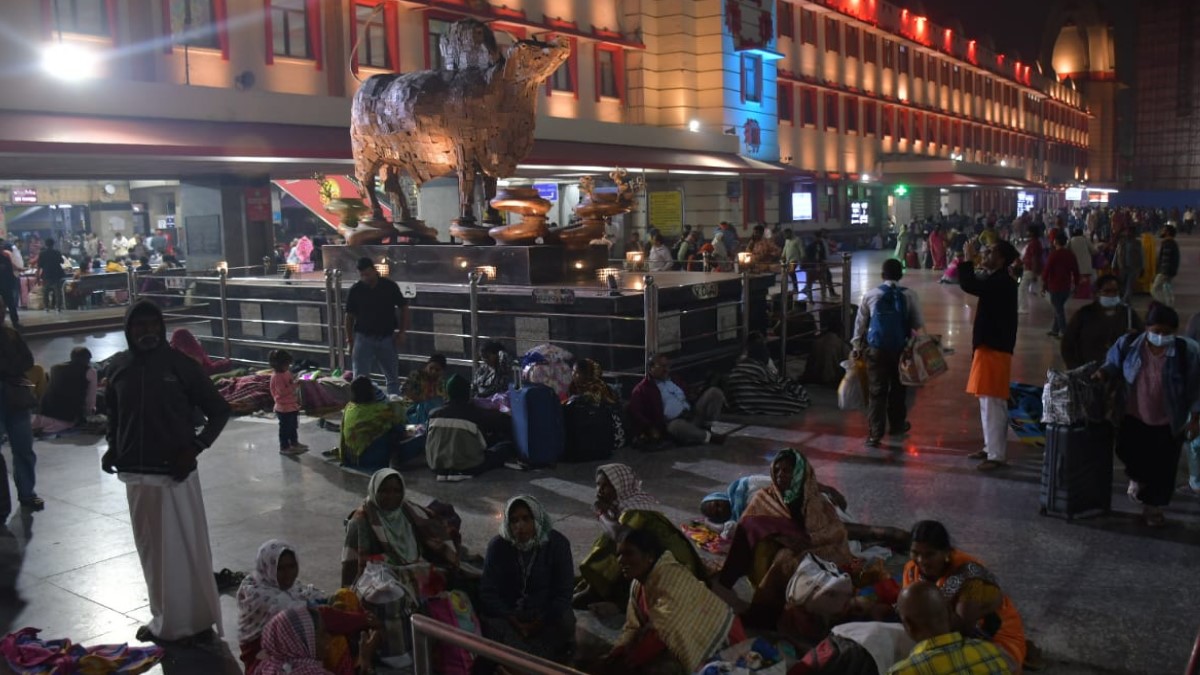 after the delhi blast cm yogi issued strict instructions to the police increased vigilance in varanasi