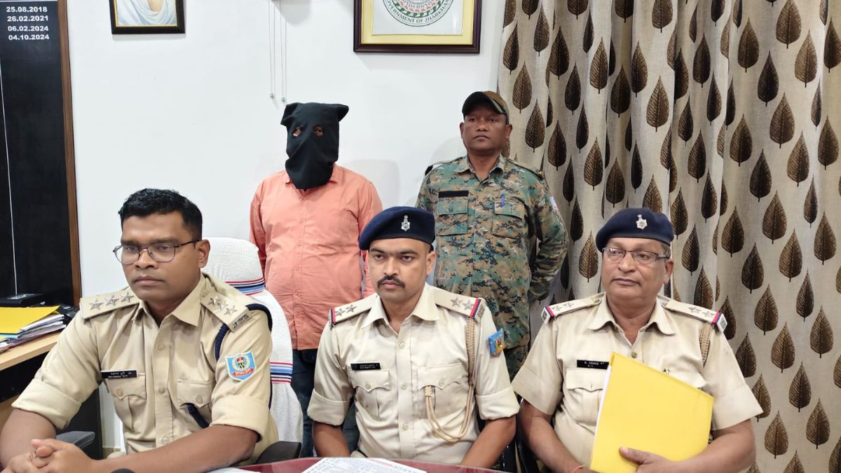 land dealer arrested with illegal weapon in chaibasa
