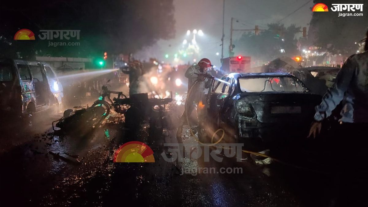 delhi blast 10 killed terrorist conspiracy suspected near red fort