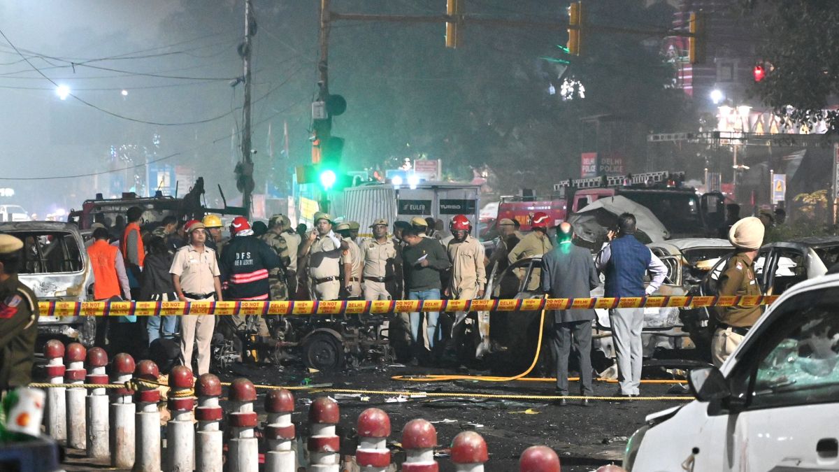 delhi blast explosion near chandni chowk kills many