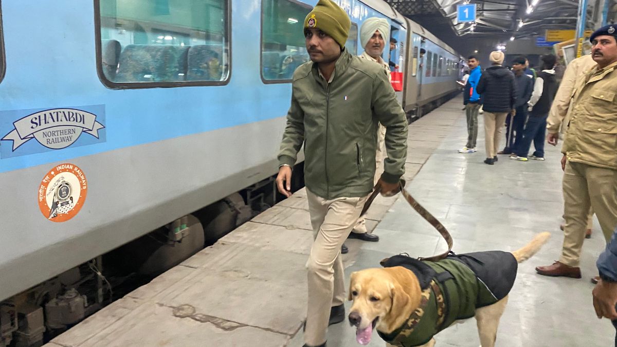 delhi blast security beefed up in jalandhar after delhi blast vehicles and passengers checked at railway station