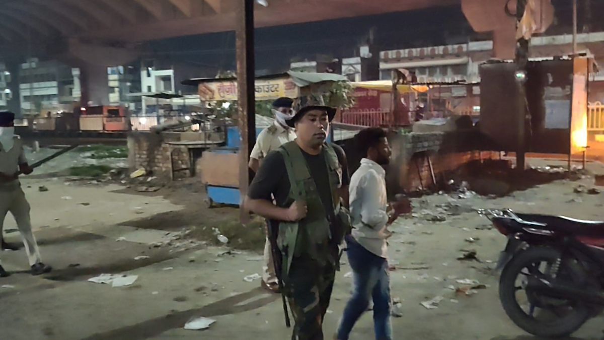 gopalganj mob violence fir against 38 named 70 unidentified for burning police vehicle 12 arrested