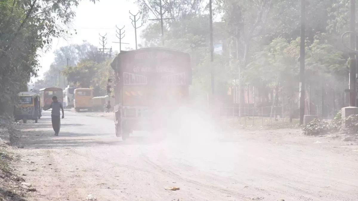 kotla road dust pollution due to unrepaired road in trilokpuri