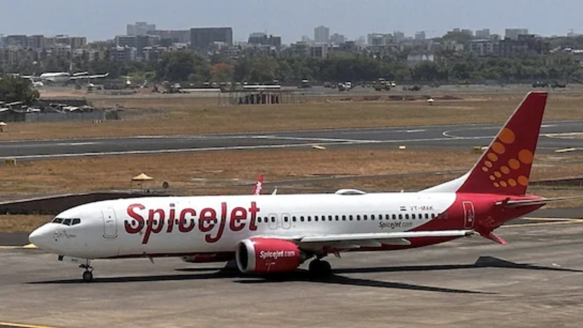 spicejet flight emergency landing in kolkata after engine failure