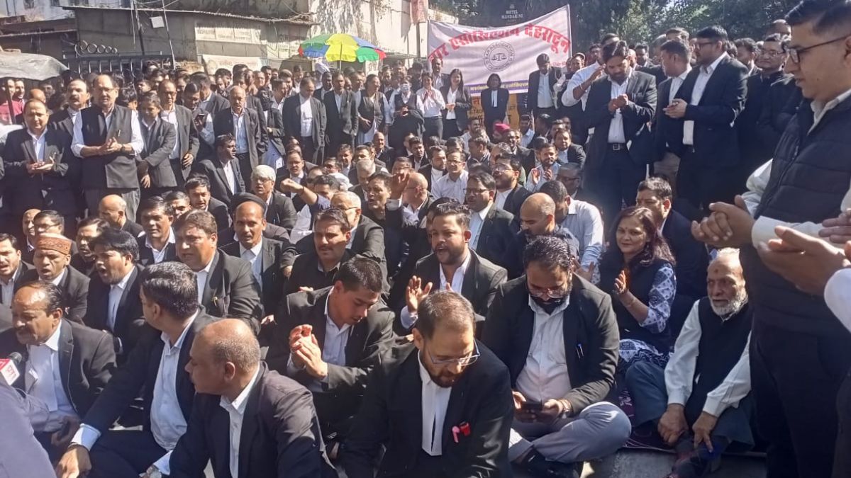 dehradun lawyers protest shelter construction at old court complex