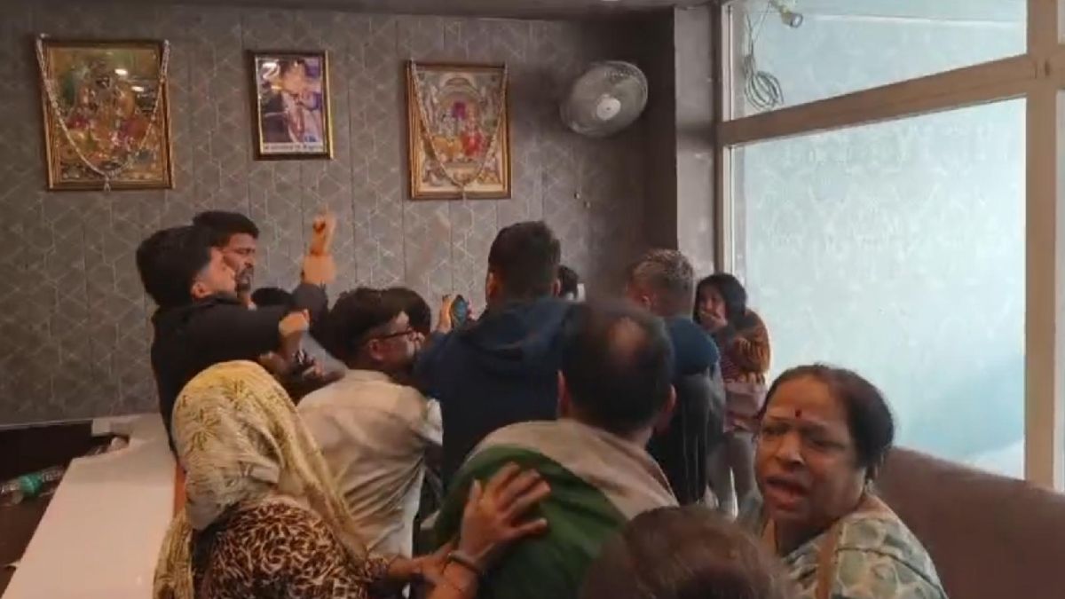 hotel staff attacked mumbai travelers with sticks three injured mathura crime news