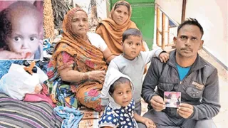अपह्त बच्ची इंसेट में और उसके स्वजन।
