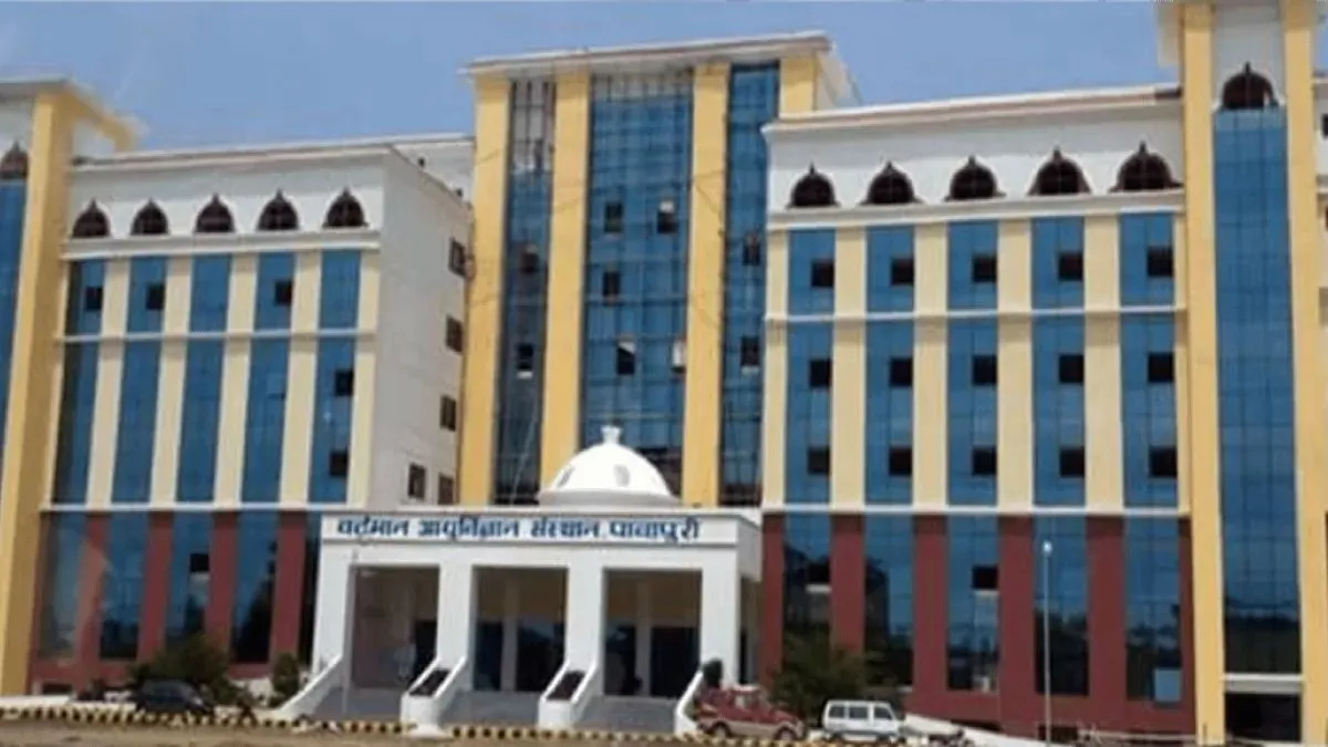 पावापुरी अस्पताल में वार्ड बॉय की कमी, मरीजों के परिजन ही स्ट्रेचर ढोने को मजबूर