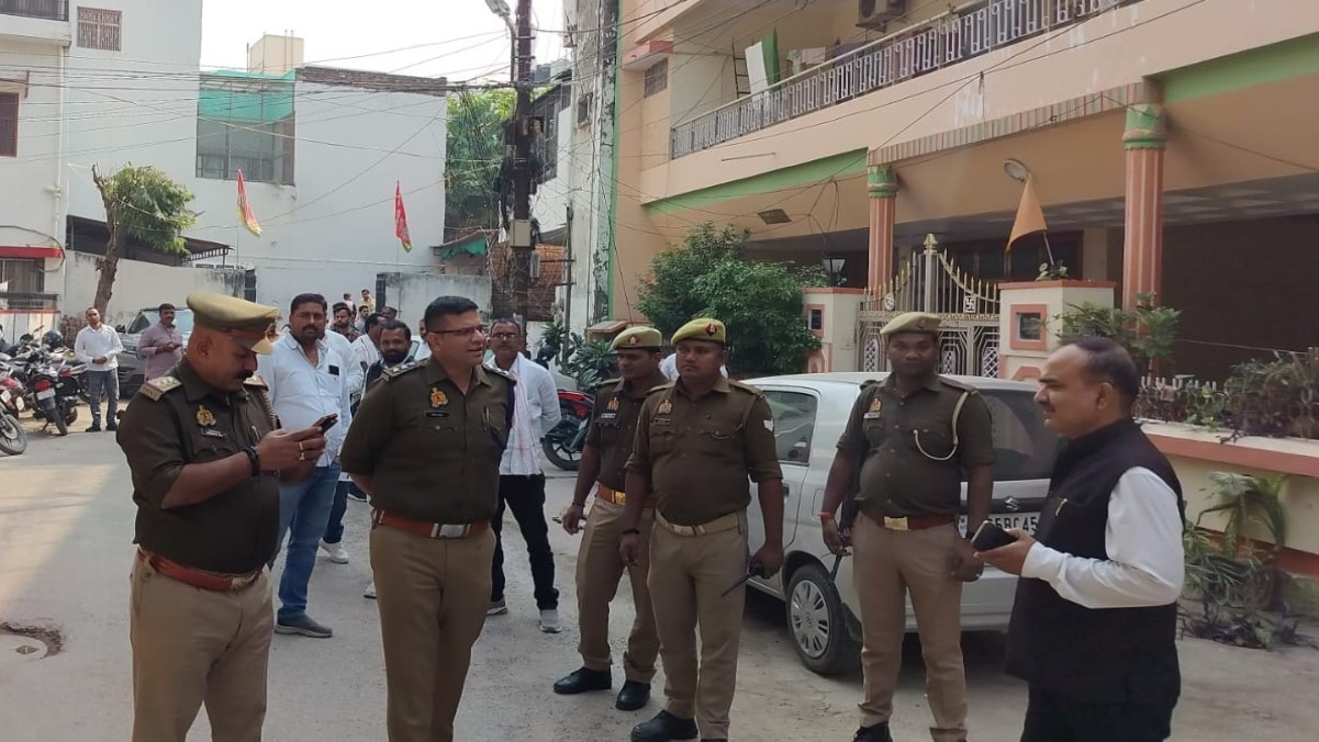 dalmandi varanasi samajwadi party workers protest and police alert