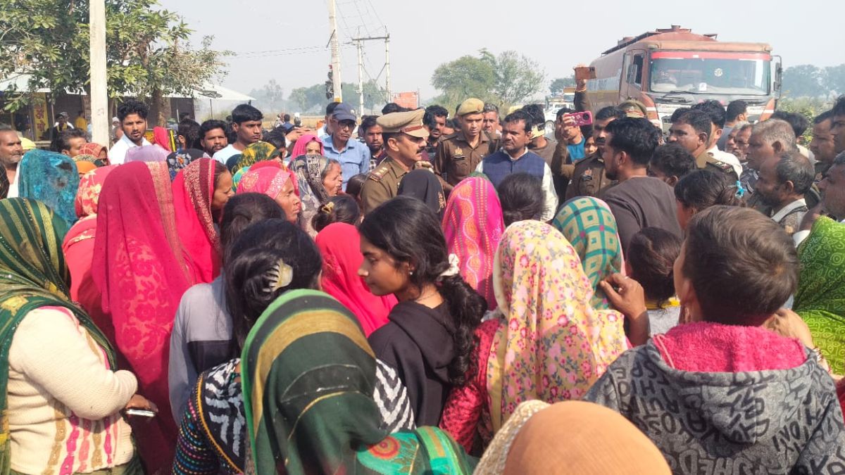 young man died under suspicious circumstances his family members created a ruckus and blocked the road mainpuri police investigate case