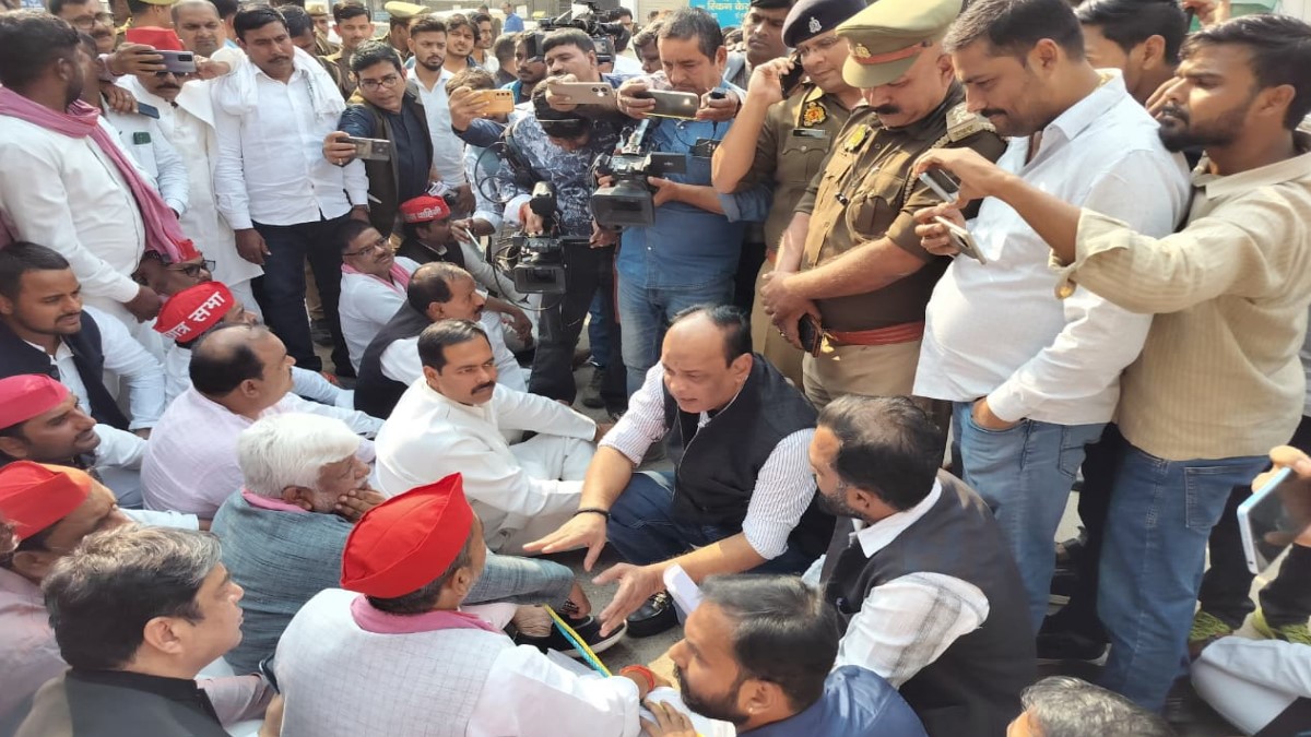 dalmandi varanasi samajwadi party workers protest and police alert