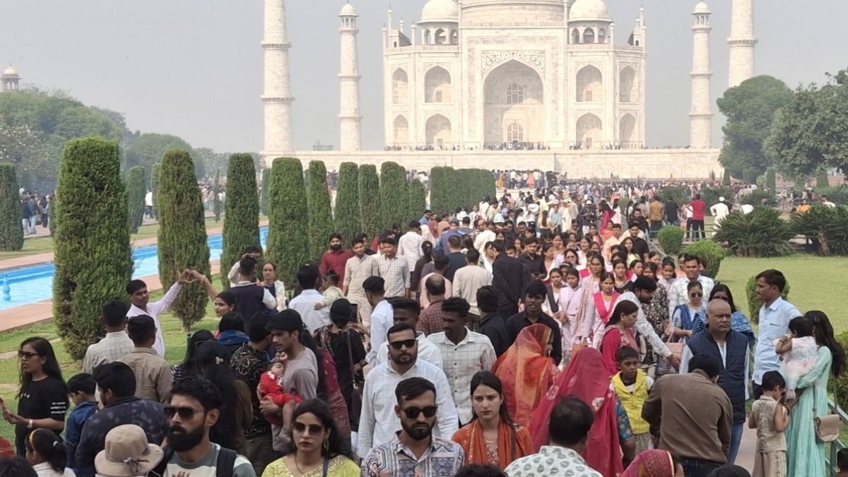 over 35000 tourists visited the taj mahal a mother and daughter from kenya were separated