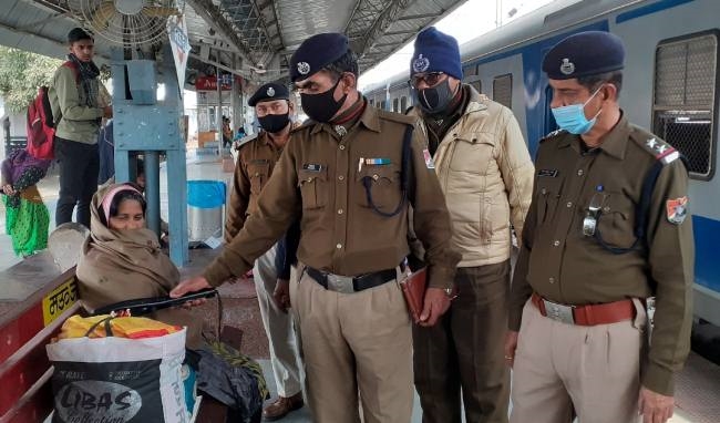lucknow airport railway stations security increased after delhi blasts