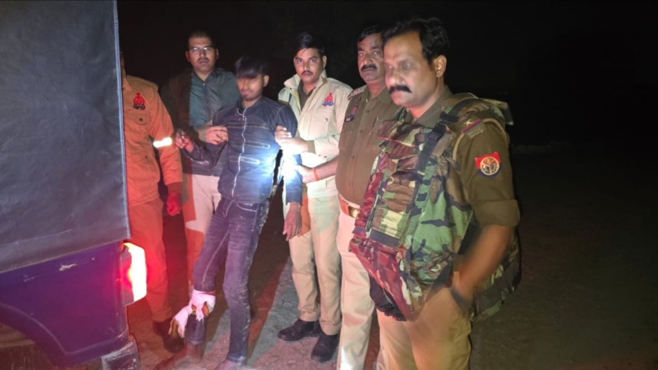 ballia police encounter thief arrested stolen bike recovered