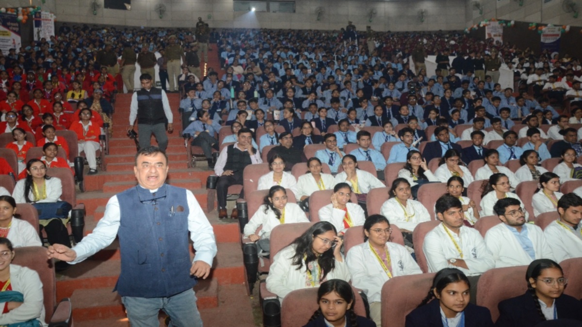 dgp up rajiv krishna gave tips on cyber crime in workshop agra