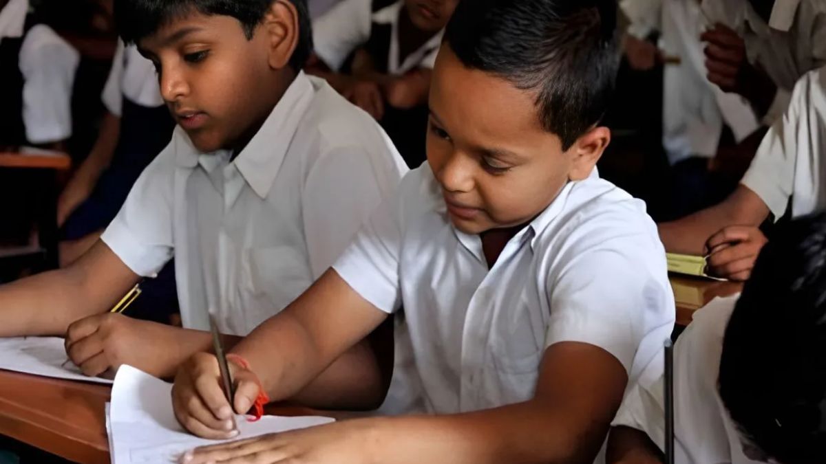 delhi schools hybrid mode classes upto 5th amid pollution concerns