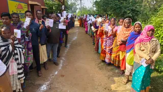 घाटशिला के बूथ संख्या 2 केशरपुर में मतदान को लेकर महिला व पुरुष मतदाताओं की लगी लंबी कतारें। जागरण
