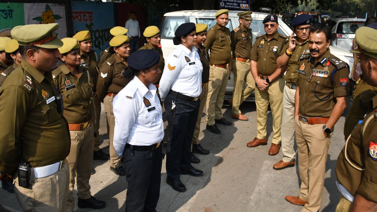 female traffic police enforce rules at zebra crossing in ghaziabad
