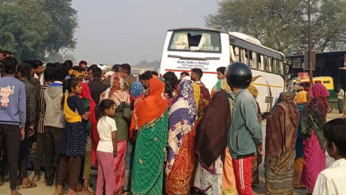 kaushambi elderly man killed by tourist bus on delhi kolkata highway people block road