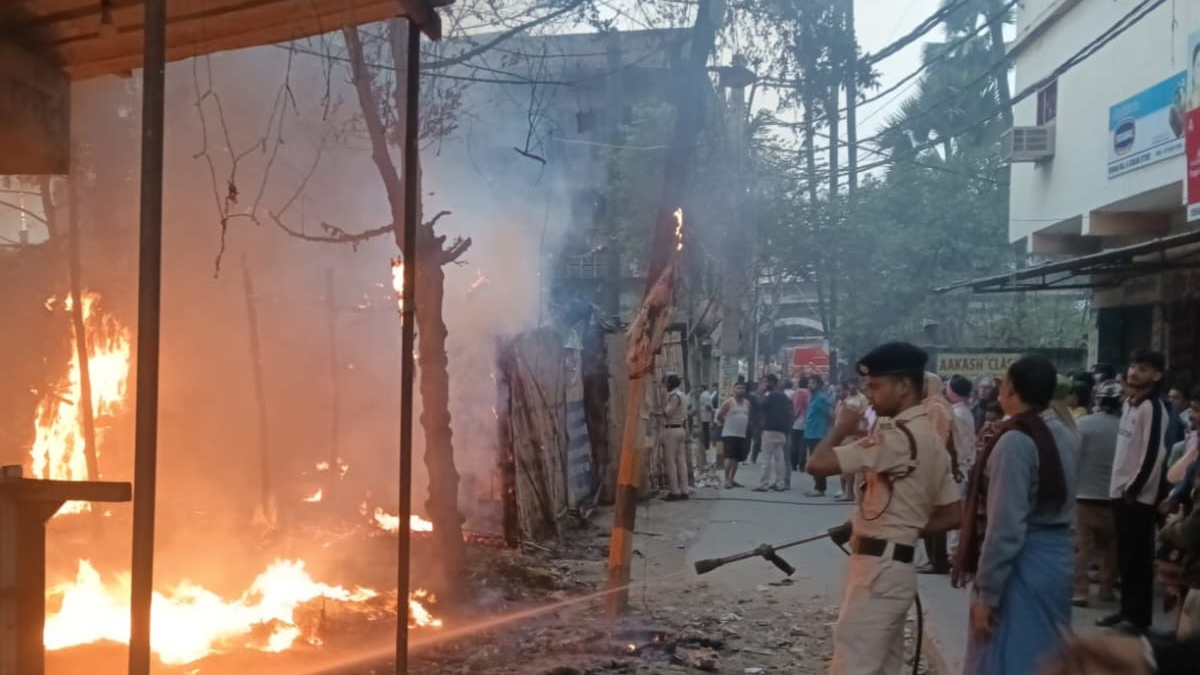 patna city fire four shops gutted in agamkuan area