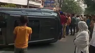 प्रयागराज के करेली इलाके में दो महिलाओं को टक्कर मारने के बाद पलटी कार व जुटे लोग। जागरण