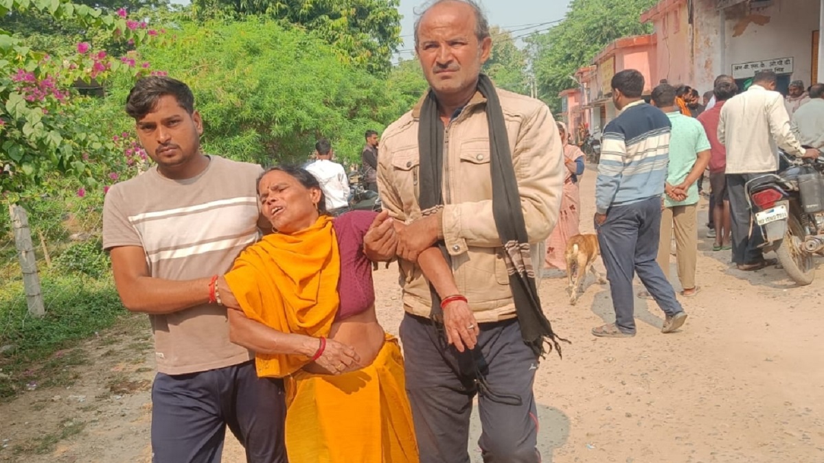 tragic accident in prayagraj father killed son and wife injured