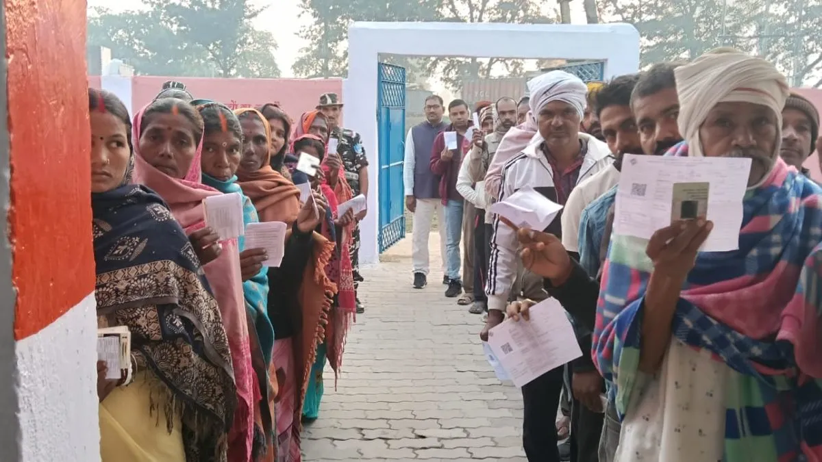 Bihar Chunav 2025 Phase 2 Voting Live: बिहार में वोटिंग को लेकर मतदाताओं में उत्साह, सुबह से ही लगी लंबी लाइन 

