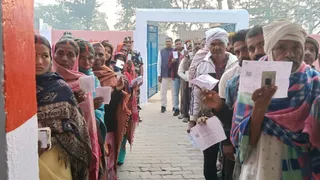 ओडिशा के नुआपाड़ा में हो रहे उपचुनाव के लिए मतदान केंद्र पर लगी लंबी लाइन।