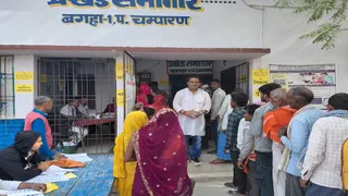 Bihar vidhan sabha chunav 2025 LIVE News Updates। बगहा में मतदान के लिए कतार में लगे मतदाता। जागरण