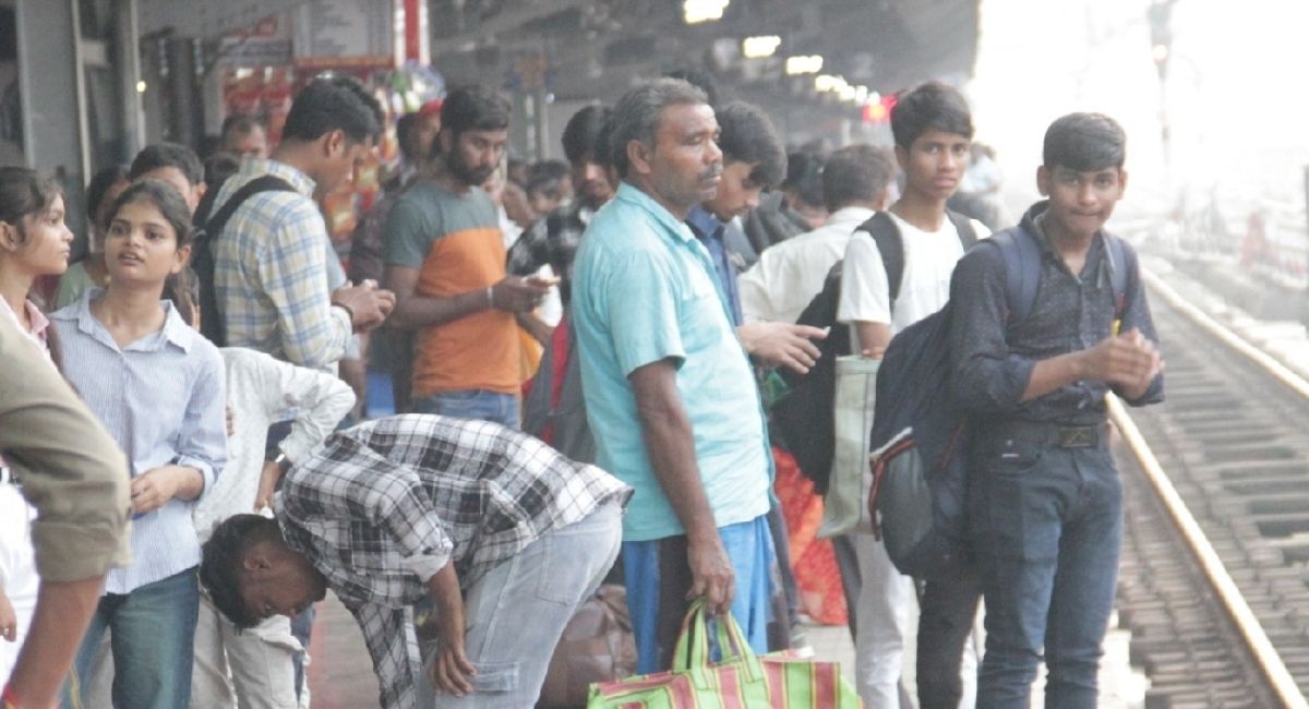 gorakhpur junction sets record 1 lakh 50 thausand passengers in a day