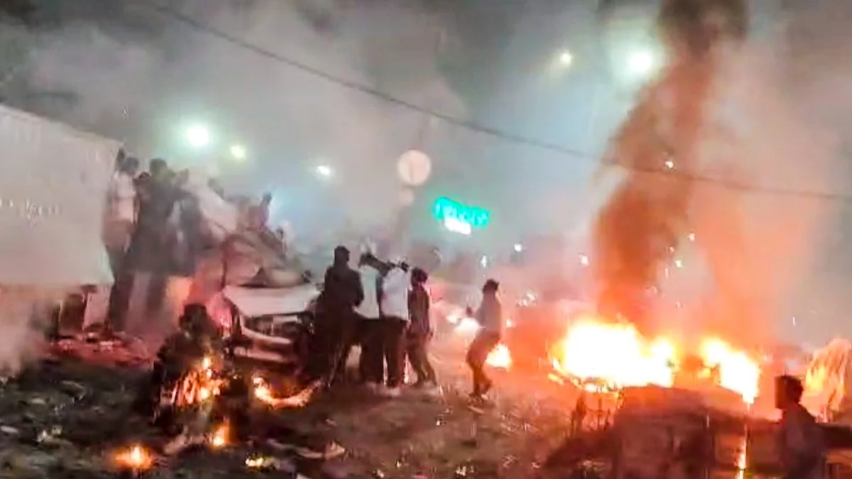 delhi car blast near red fort casualties and security alert